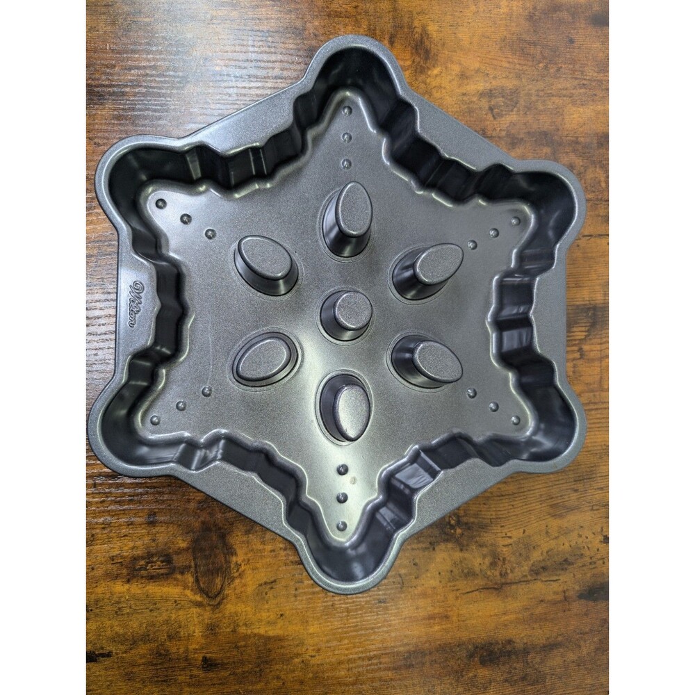 Wilton Non-Stick Snowflake Cake / Cookie / Treat Pan
